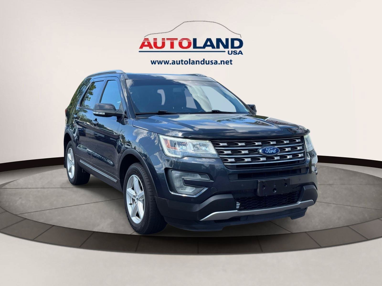 Used 2017 Ford Explorer XLT w/ Equipment Group 202A AWD/4WD image 2