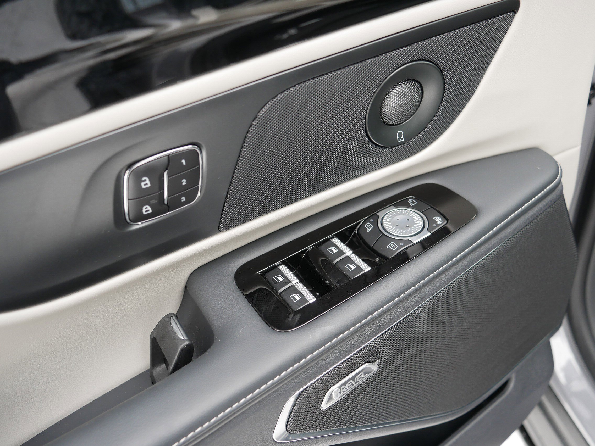 Used 2025 Lincoln Nautilus Reserve image 19