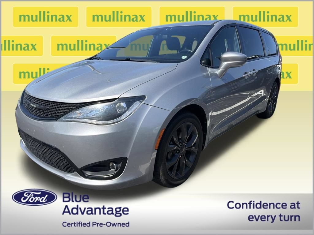 Used 2018 Chrysler Pacifica Touring Plus w/ S Appearance Package FWD image 2