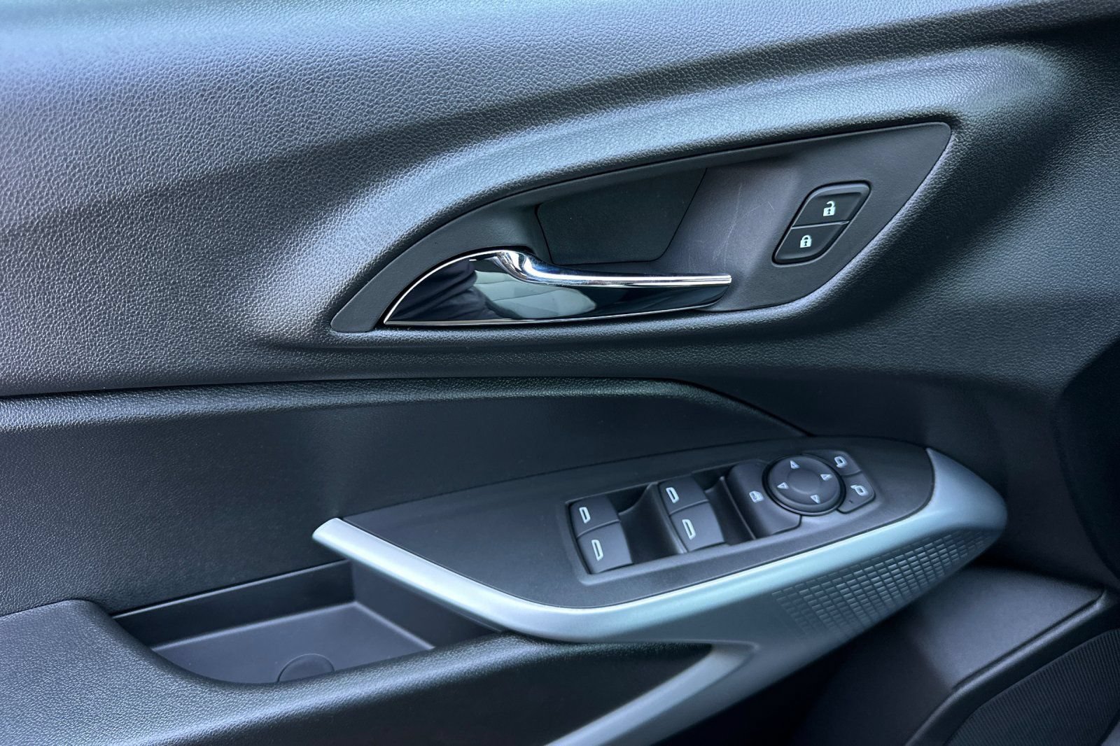New 2026 Chevrolet Trax RS w/ Sunroof Package FWD image 11