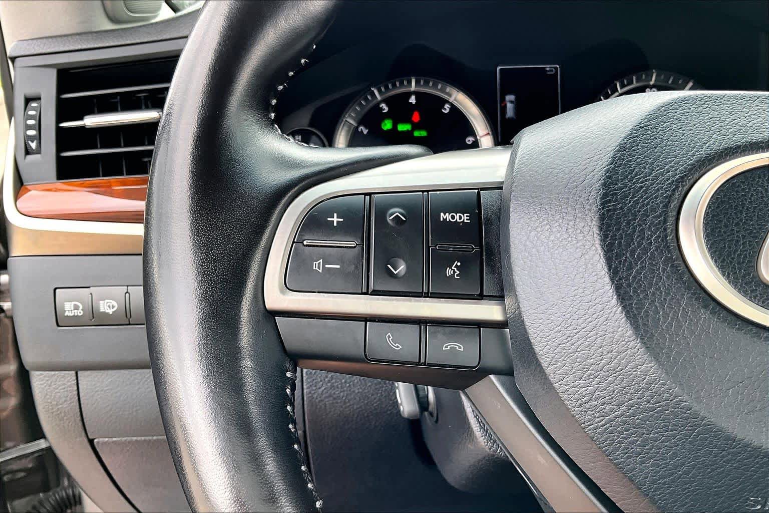 Used 2020 Lexus LX 570 4WD w/ Luxury Package image 21