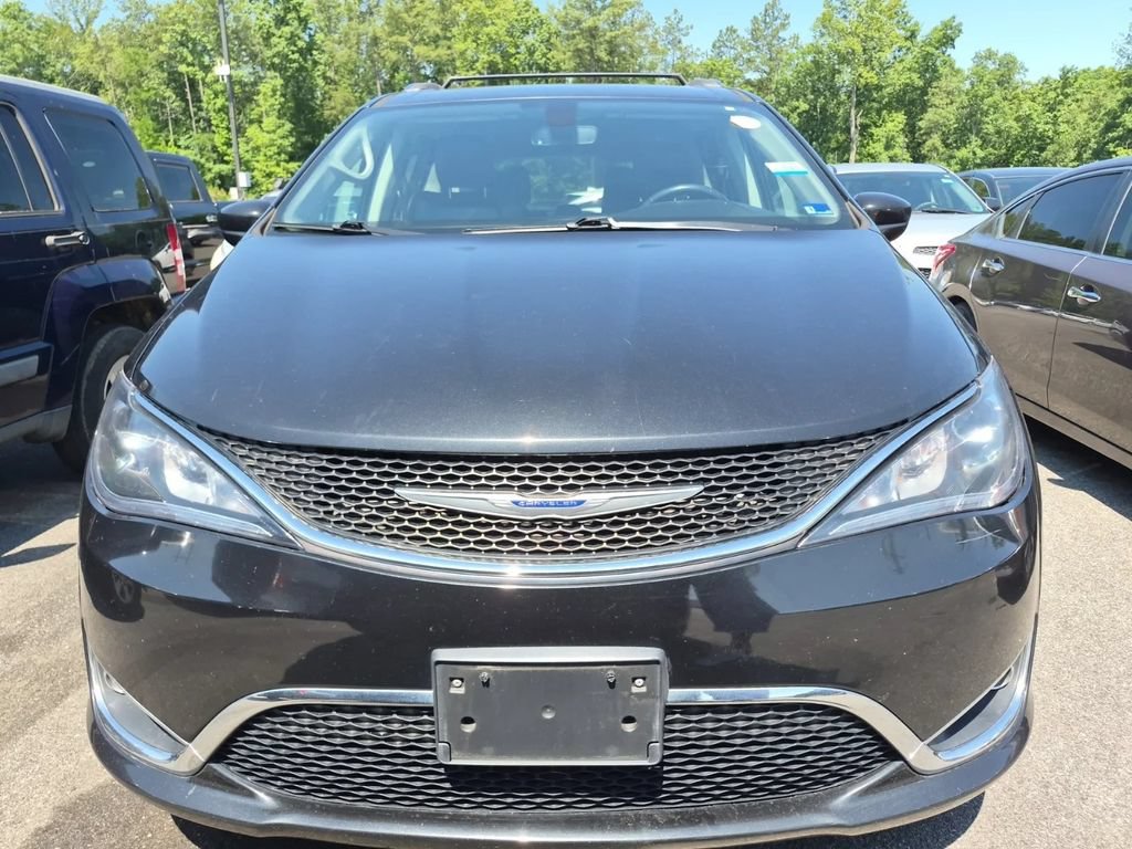 Used 2019 Chrysler Pacifica Touring-L FWD image 2