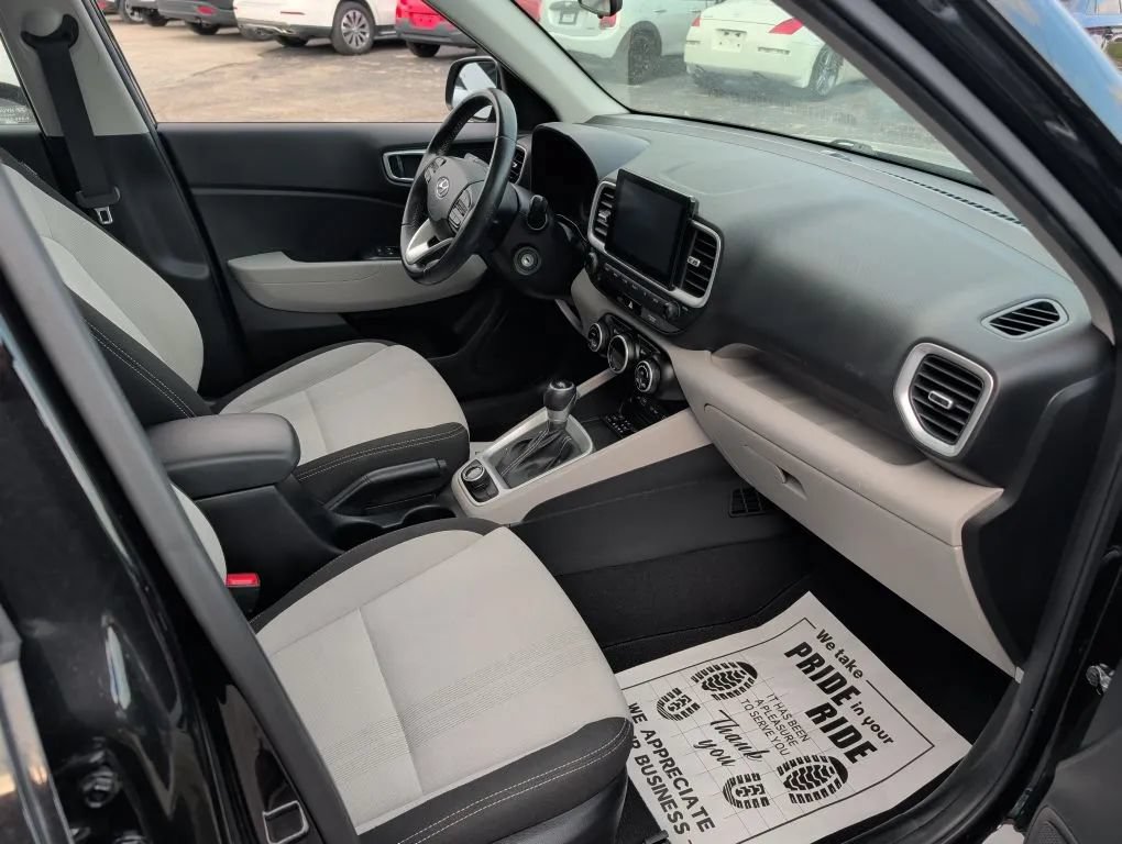 Used 2022 Hyundai Venue SEL FWD image 25