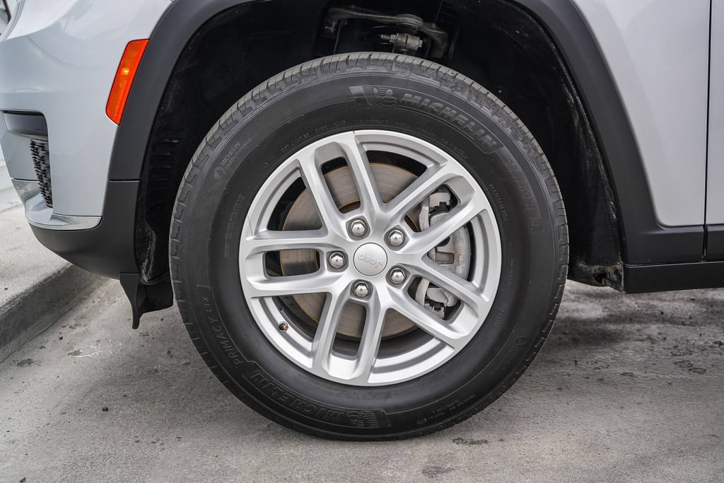 Used 2024 Jeep Grand Cherokee L Laredo AWD/4WD image 11