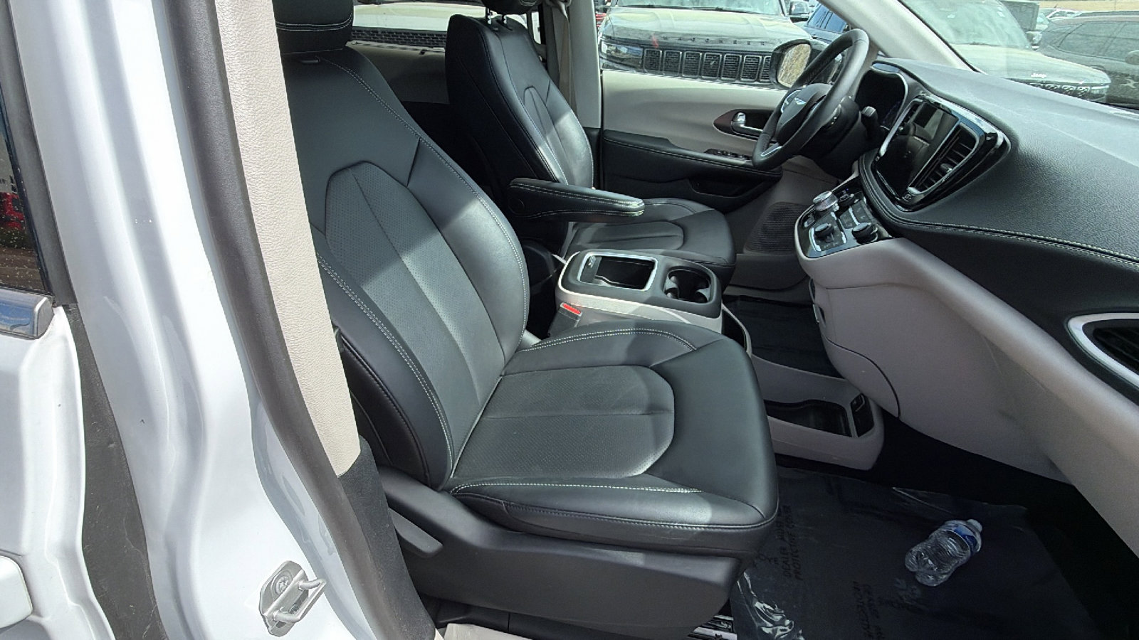 Used 2024 Chrysler Pacifica Touring-L image 19