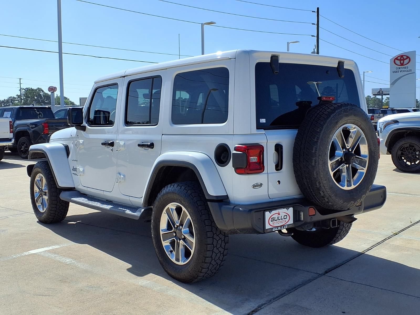 Used 2018 Jeep Wrangler Unlimited Sahara AWD/4WD image 2