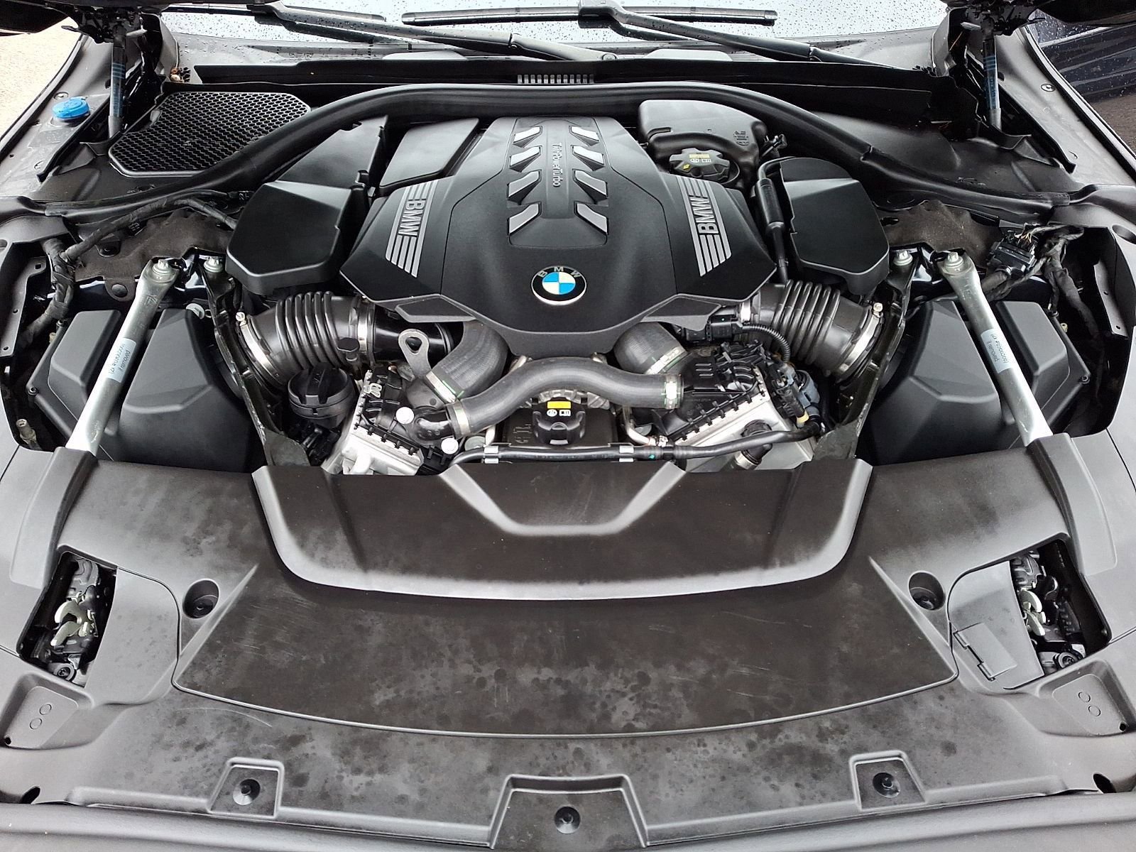 Used 2022 BMW 750i xDrive w/ M Sport Package image 34