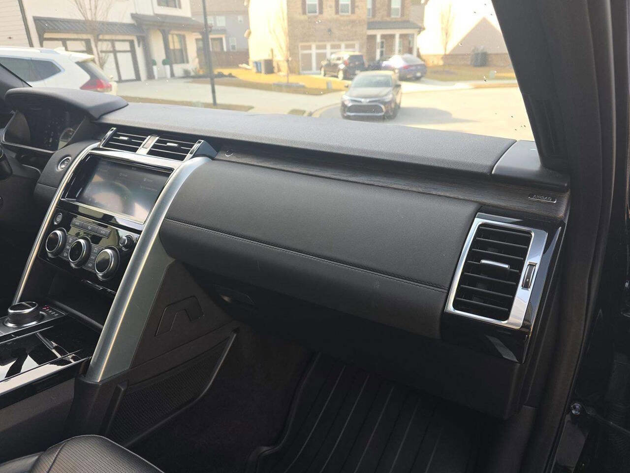 Used 2019 Land Rover Discovery HSE image 11