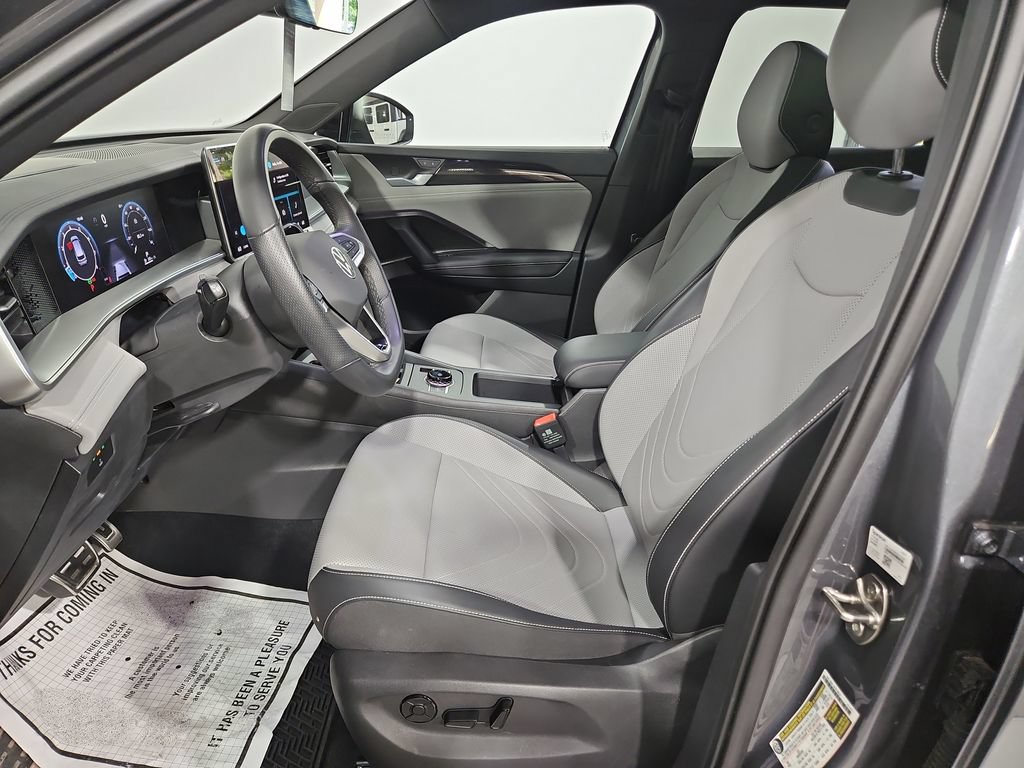 Certified 2025 Volkswagen Tiguan SE R-Line AWD/4WD image 12