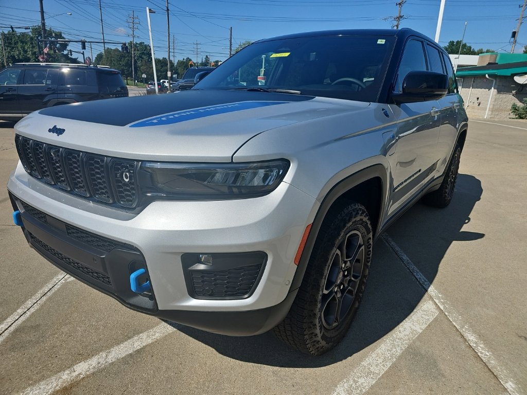 Certified 2024 Jeep Grand Cherokee Trailhawk w/ Advanced Protech Group II AWD/4WD image 9