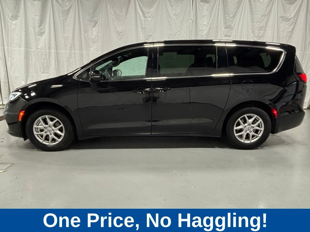 Used 2025 Chrysler Pacifica Select FWD image 4