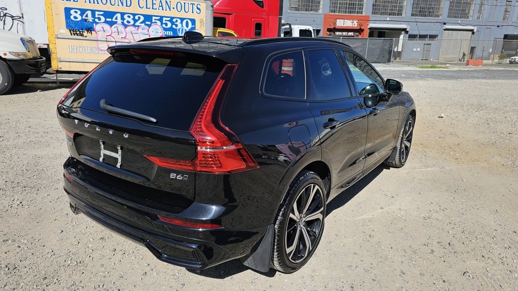Certified 2022 Volvo XC60 B6 R-Design w/ Climate Package image 5