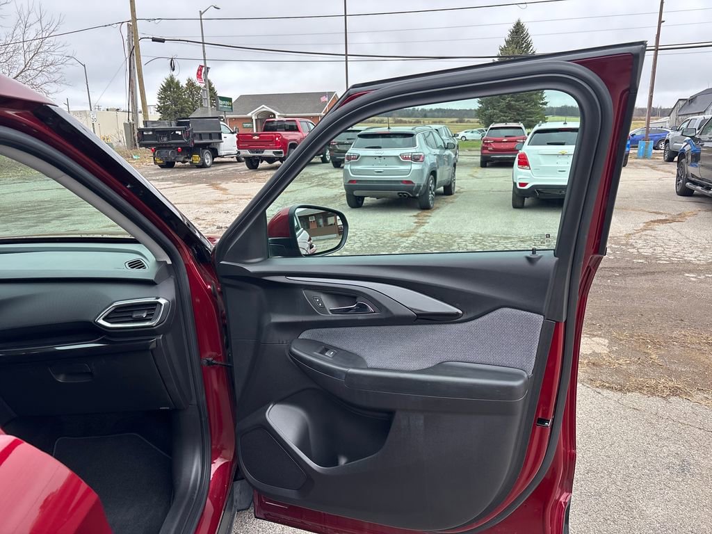 Used 2023 Chevrolet TrailBlazer LT FWD image 28