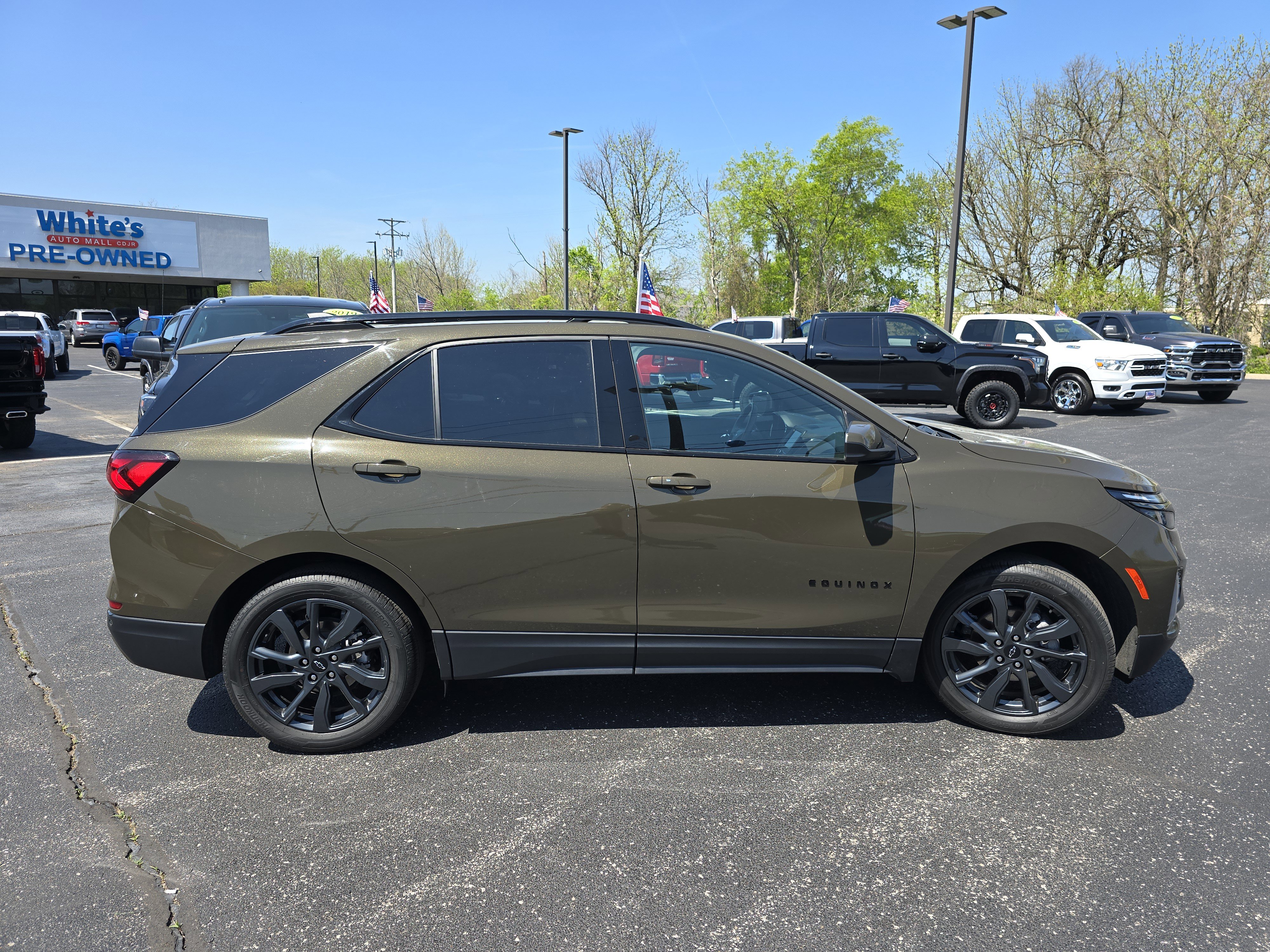 Used 2023 Chevrolet Equinox RS FWD image 14