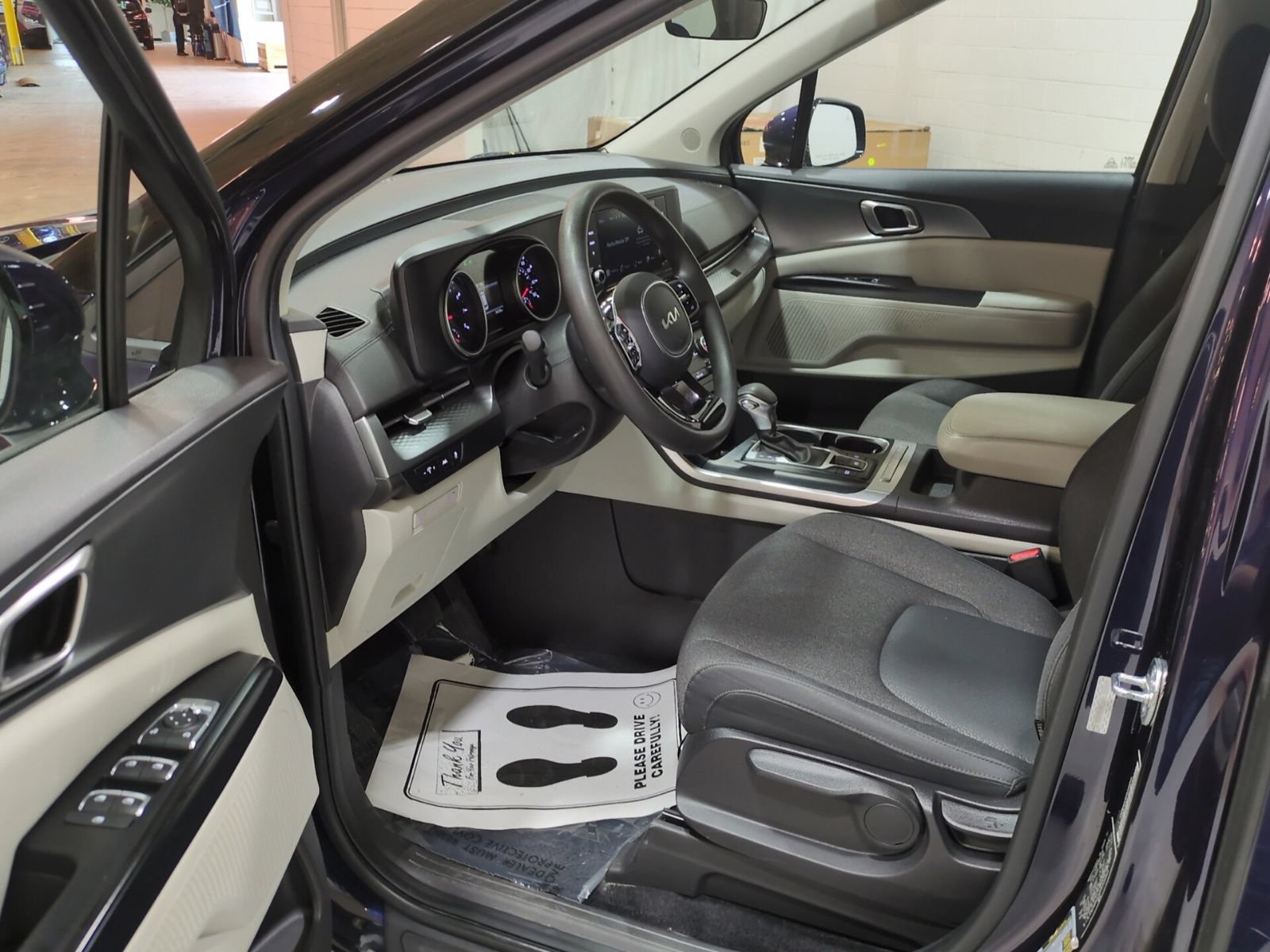 Certified 2024 Kia Carnival LX FWD image 17