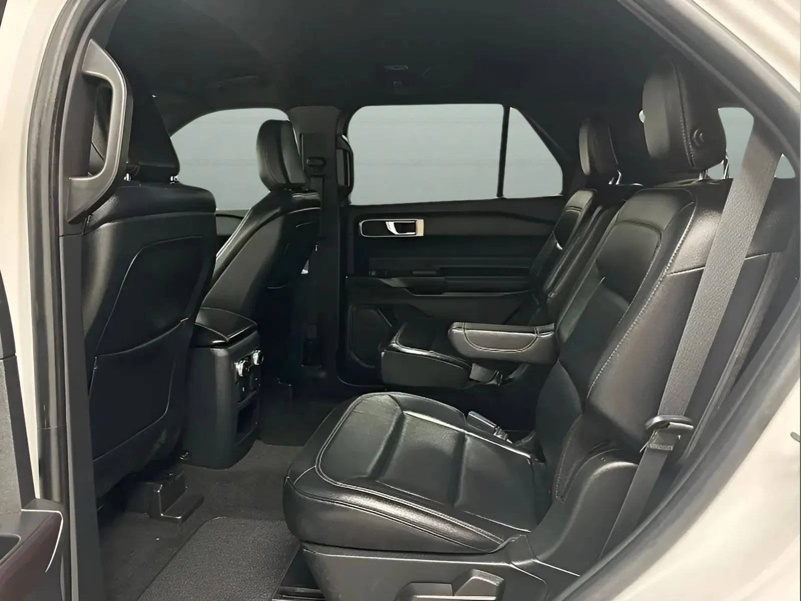 Used 2020 Ford Explorer XLT w/ Equipment Group 202A RWD image 11
