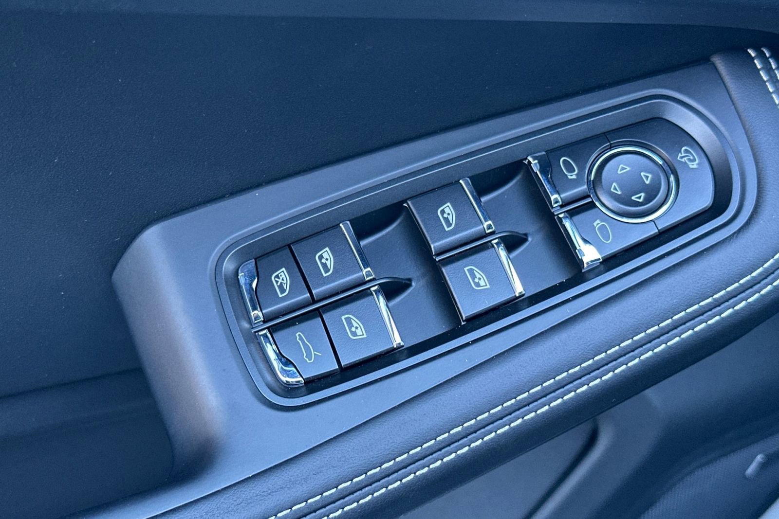 New 2026 Porsche Macan Turbo image 13