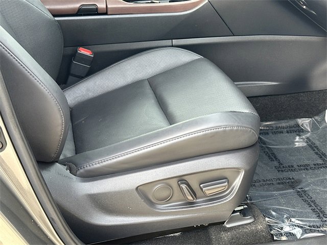 Used 2023 Toyota Crown Limited image 11