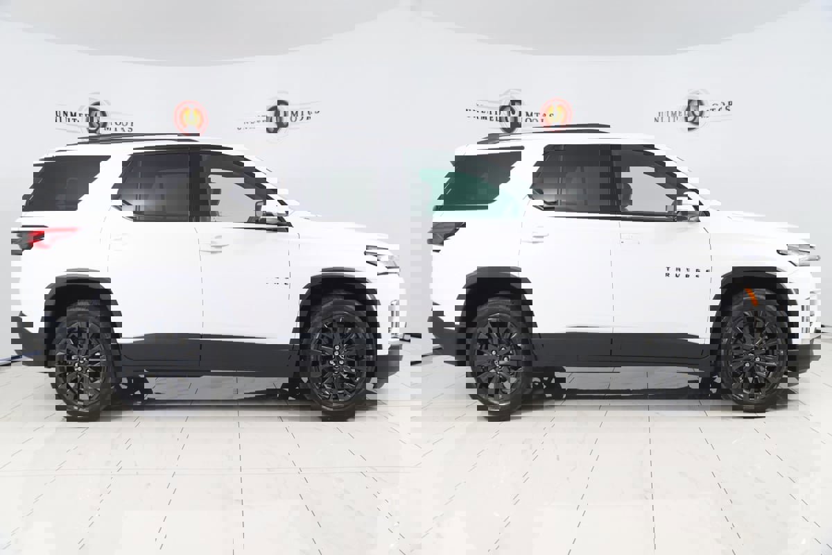 Used 2023 Chevrolet Traverse RS image 2