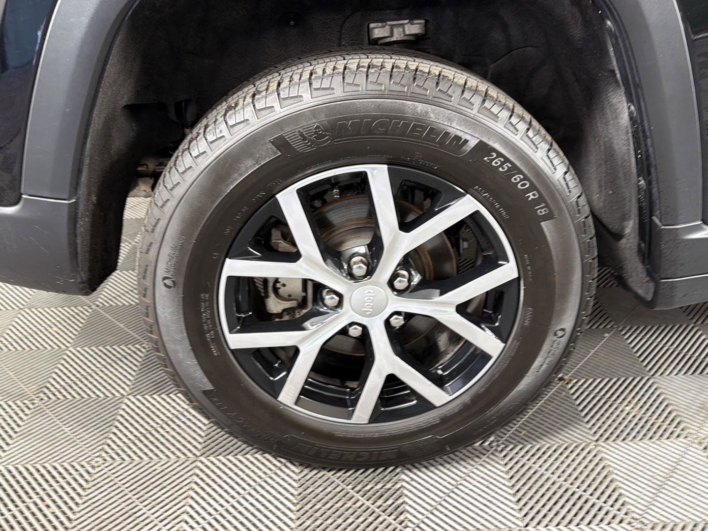 Used 2024 Jeep Grand Cherokee Limited AWD/4WD image 14