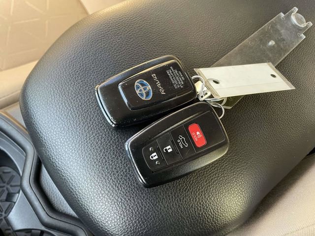 Used 2021 Toyota RAV4 XLE w/ Convenience Package image 32