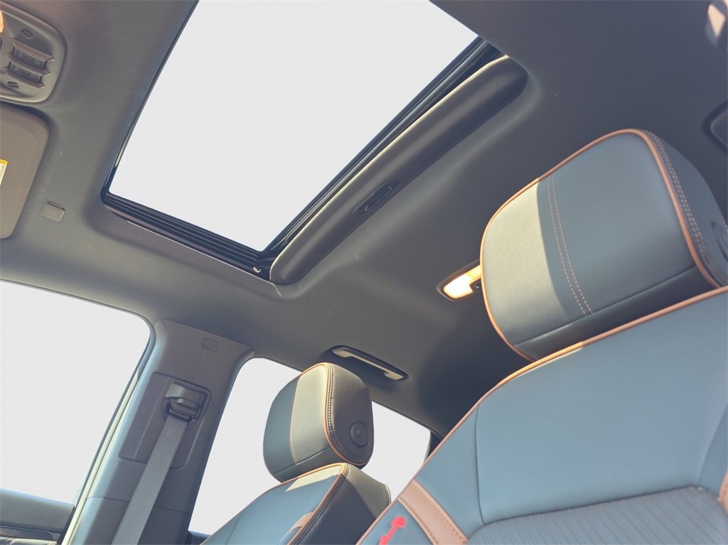 Used 2025 GMC Canyon AT4 w/ Technology Plus Package image 8