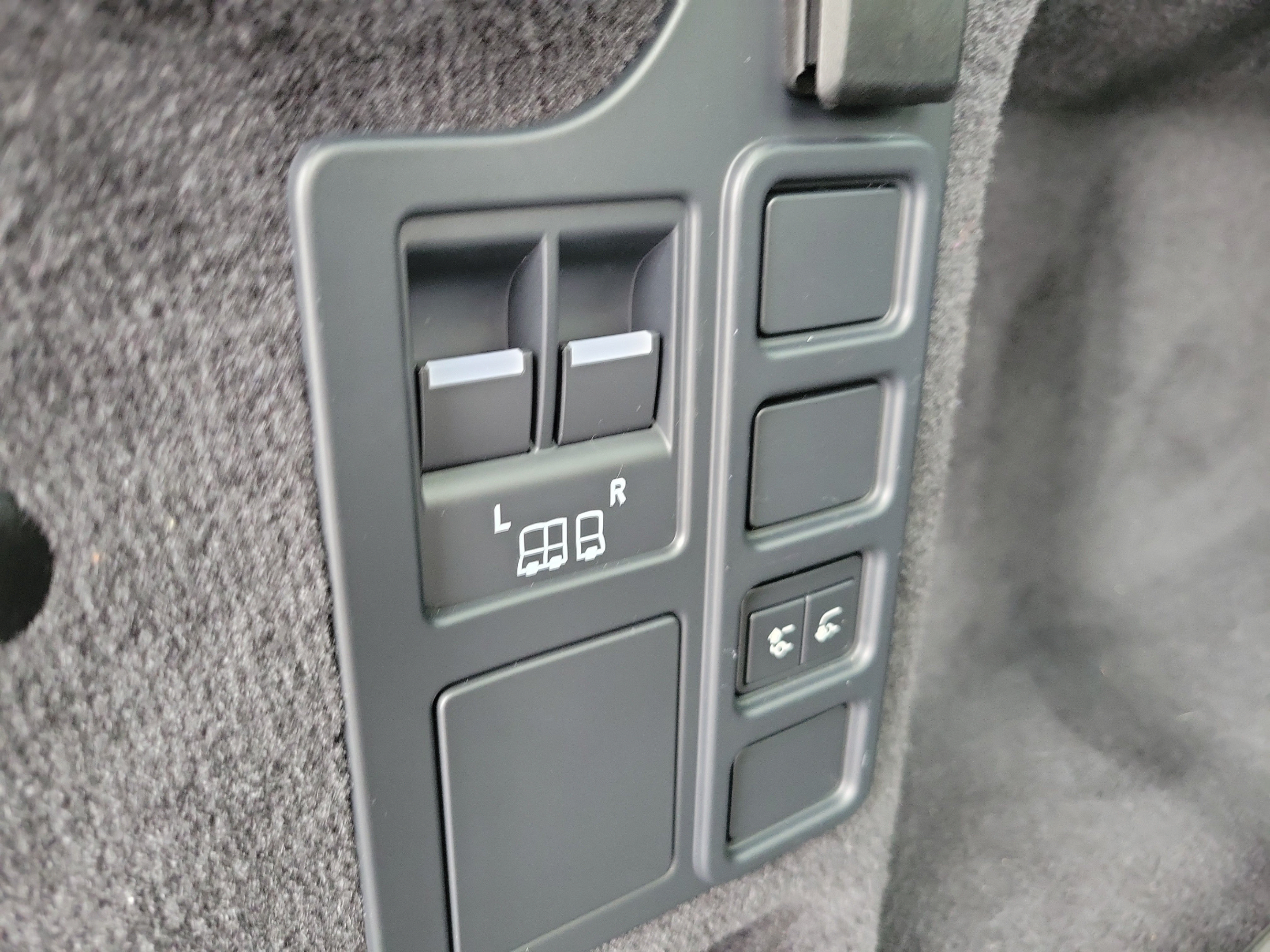 Used 2024 Land Rover Discovery Dynamic SE AWD/4WD image 9