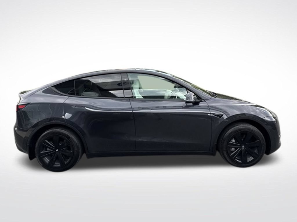 Used 2024 Tesla Model Y 2WD image 5