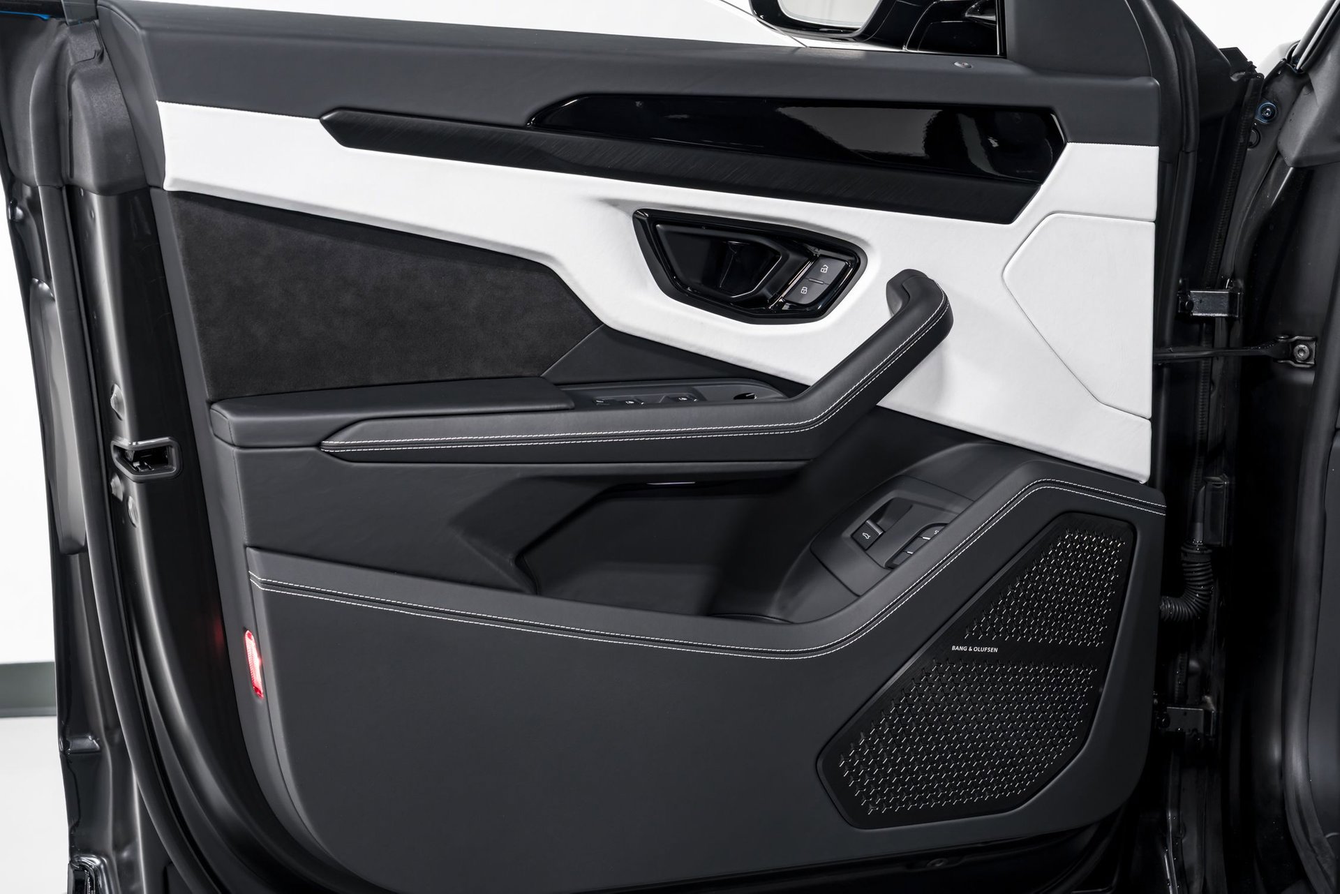 Used 2024 Lamborghini Urus S image 9