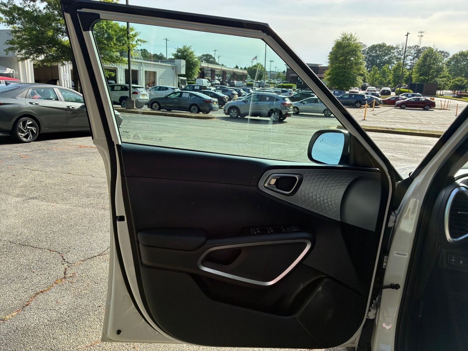 Used 2025 Kia Soul LX w/ LX Technology Package FWD image 28