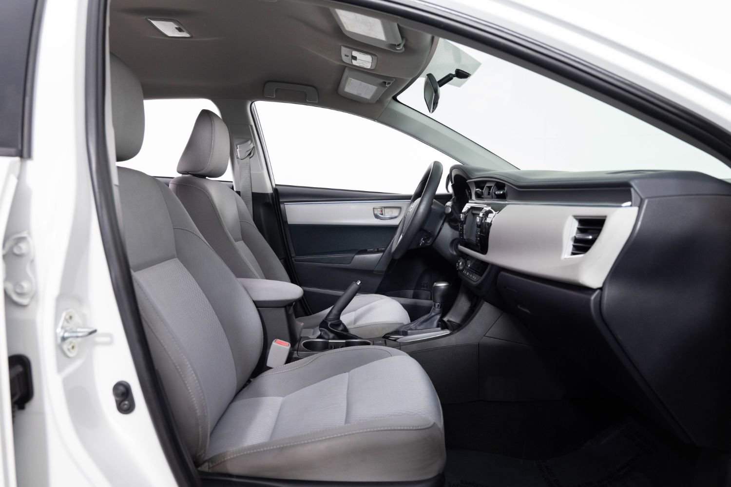 Used 2015 Toyota Corolla LE FWD image 26