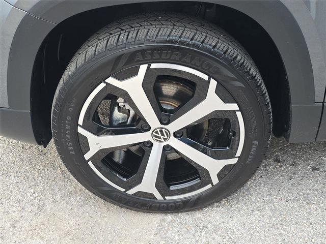 Used 2025 Volkswagen Taos SEL image 9
