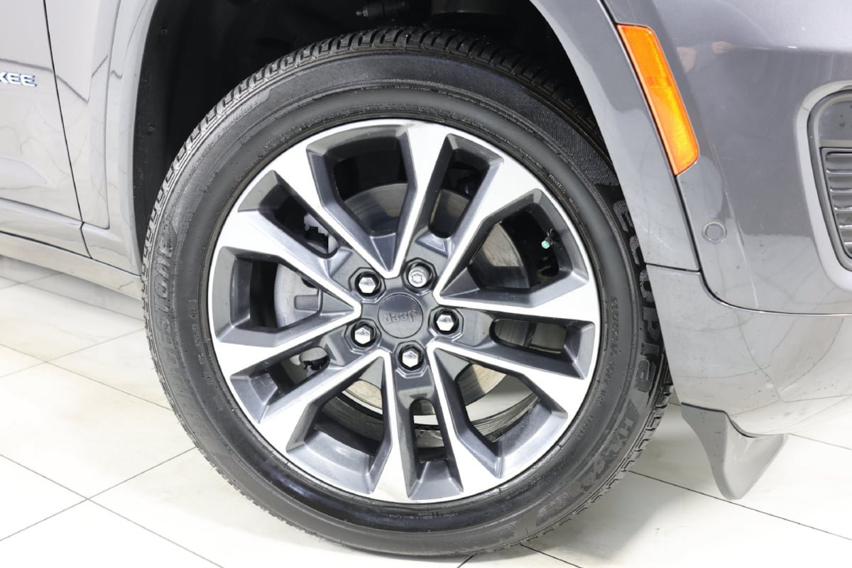Used 2023 Jeep Grand Cherokee Overland w/ Luxury Tech Group IV AWD/4WD image 14
