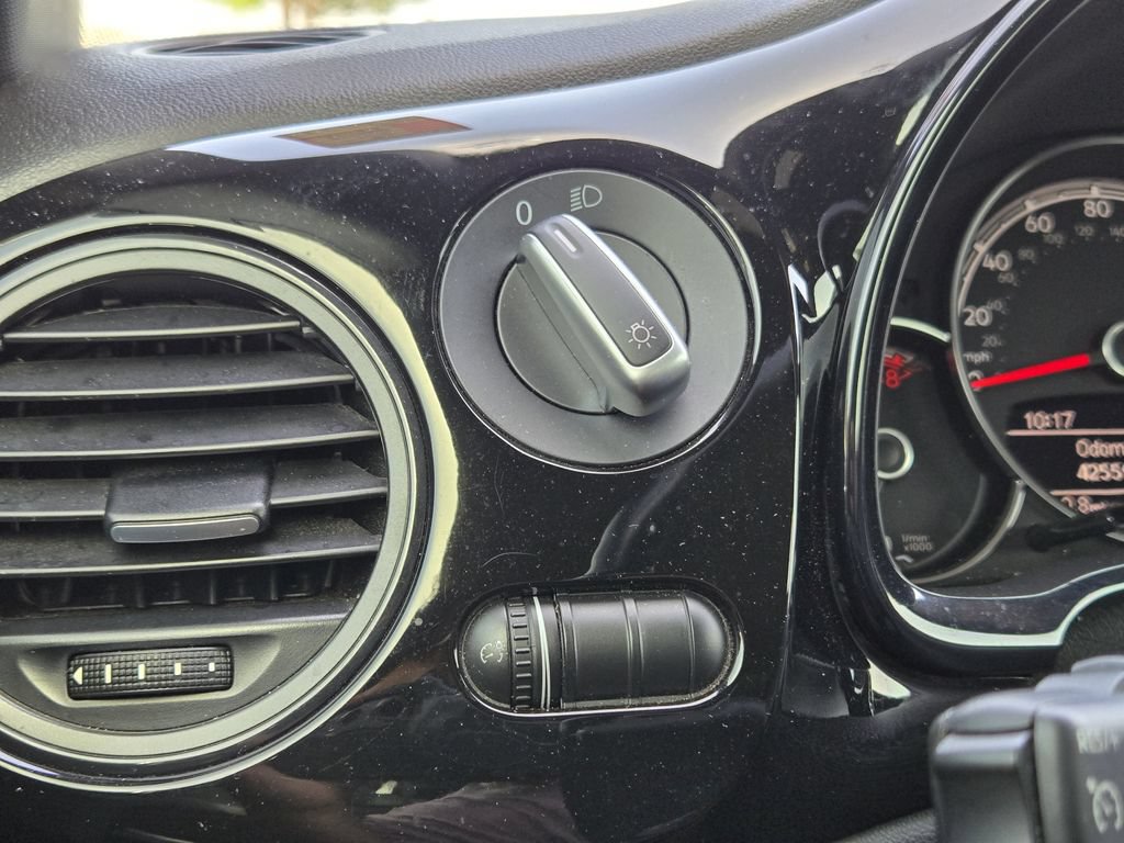 Used 2018 Volkswagen Beetle 2.0T Coast FWD image 24