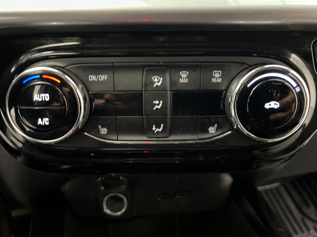 Used 2025 Chevrolet Trax LT w/ LT Convenience Package FWD image 47