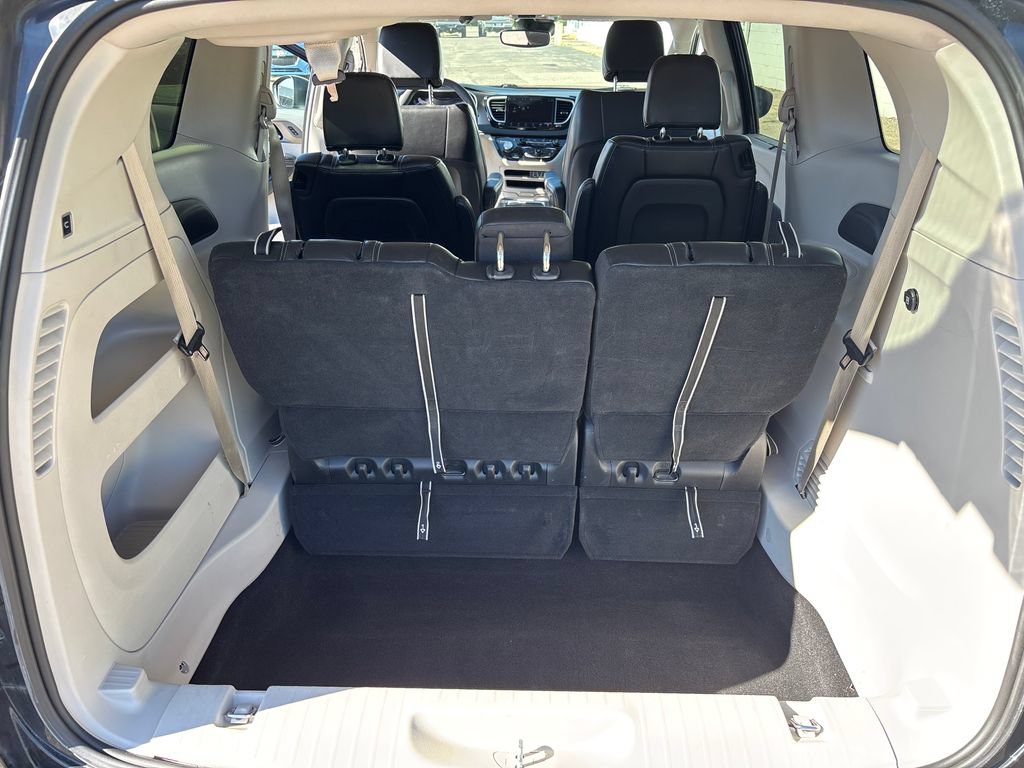 Used 2023 Chrysler Pacifica Touring-L FWD image 19