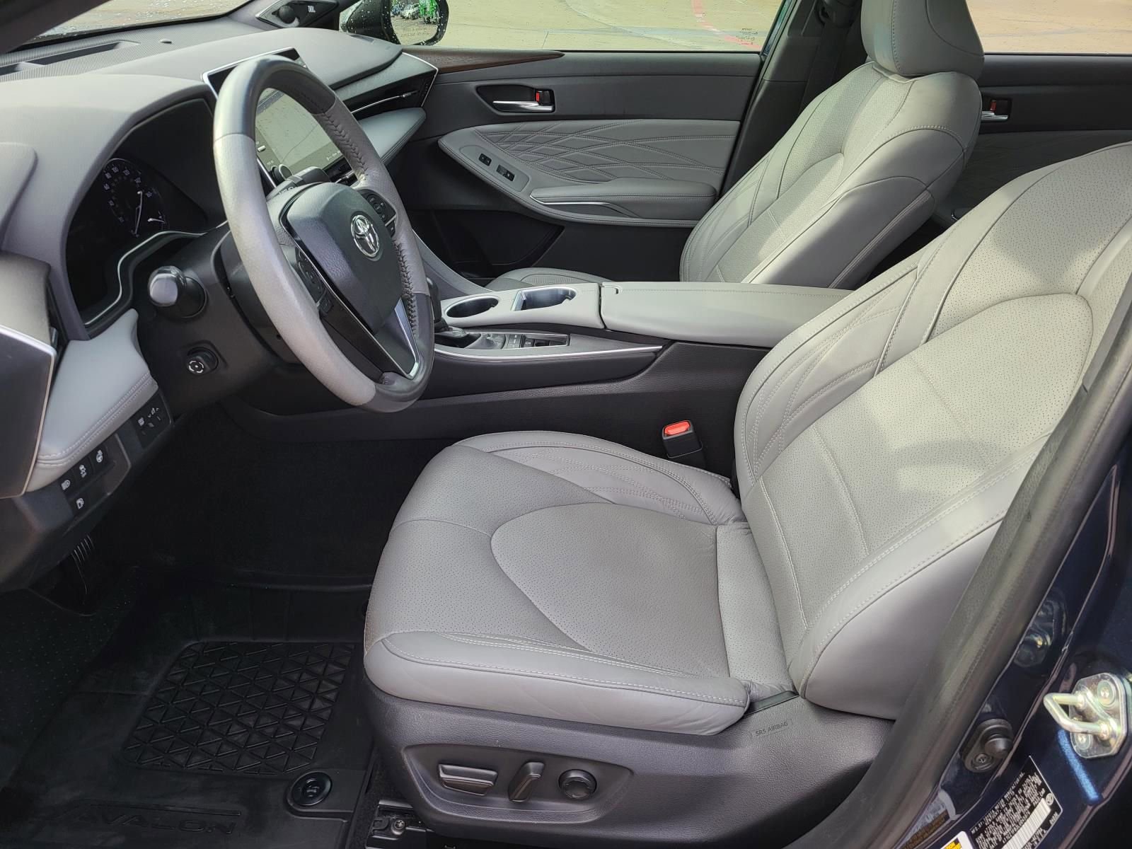 Used 2020 Toyota Avalon Limited image 18