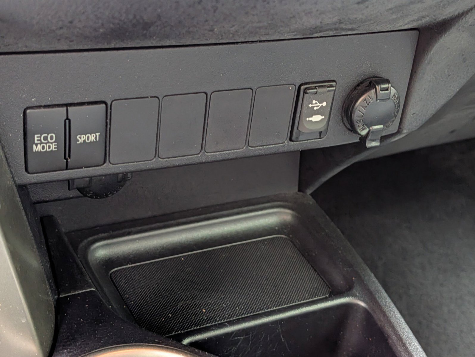 Used 2015 Toyota RAV4 LE AWD/4WD image 6