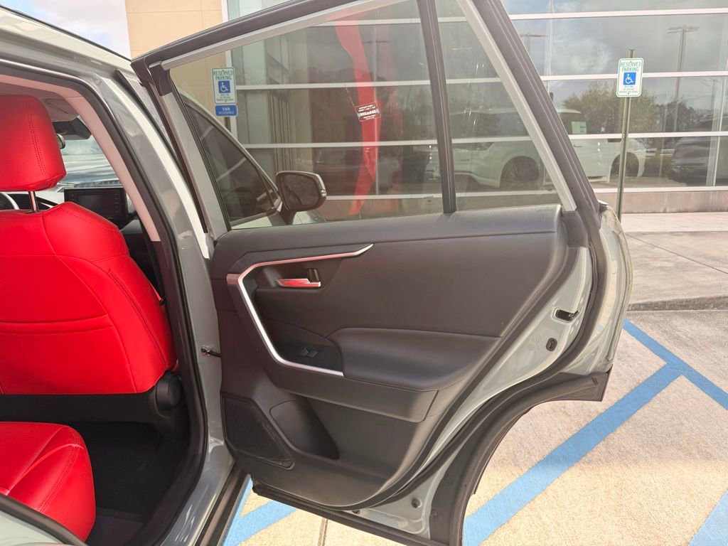 Used 2021 Toyota RAV4 XLE image 17