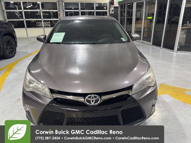 Used 2015 Toyota Camry SE w/ Moonroof Package FWD image 3