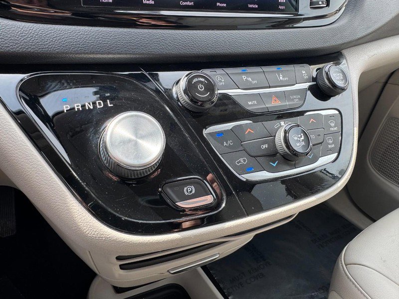 Used 2021 Chrysler Pacifica Touring-L FWD image 19