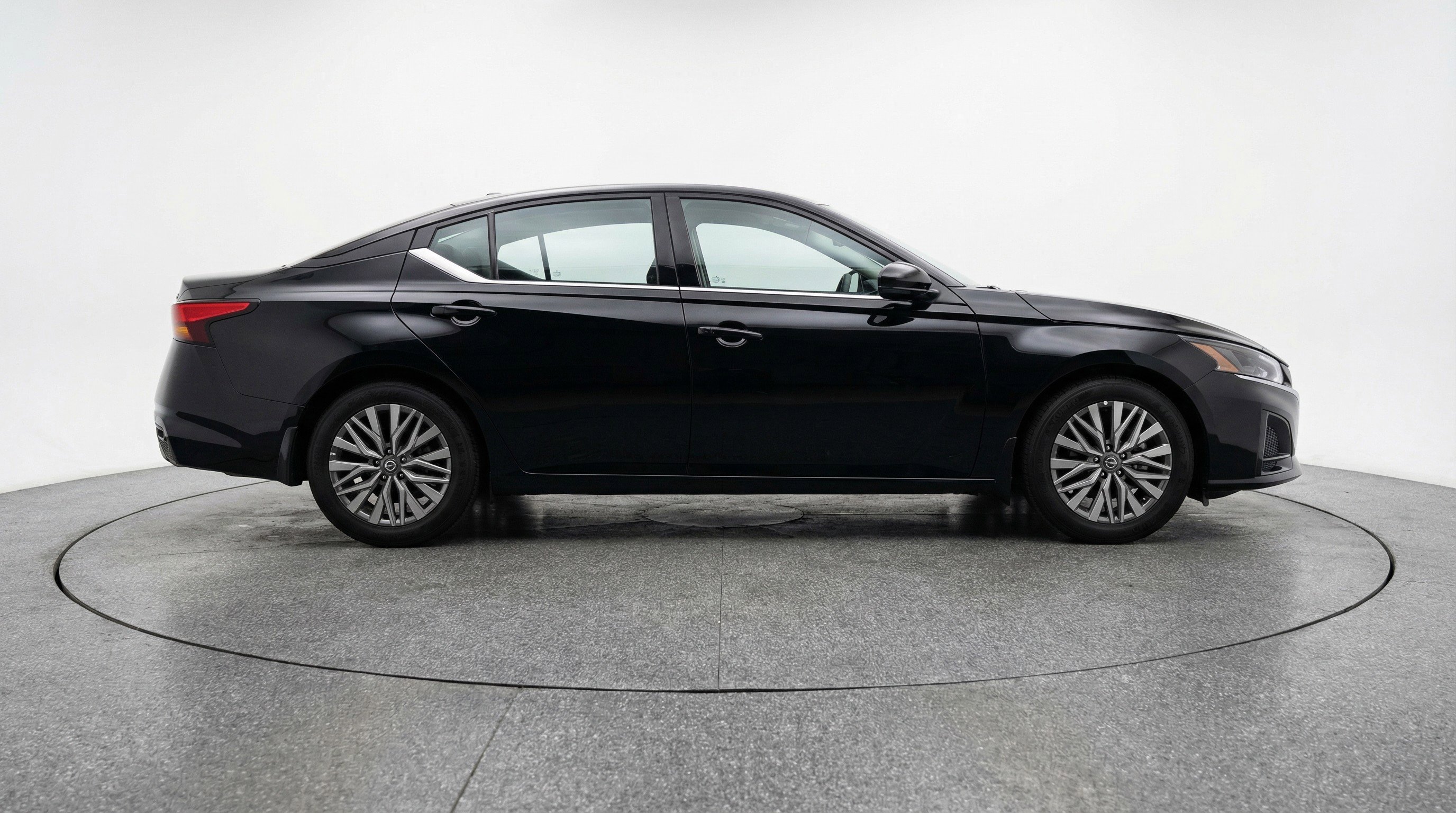 Used 2025 Nissan Altima 2.5 SV FWD image 11