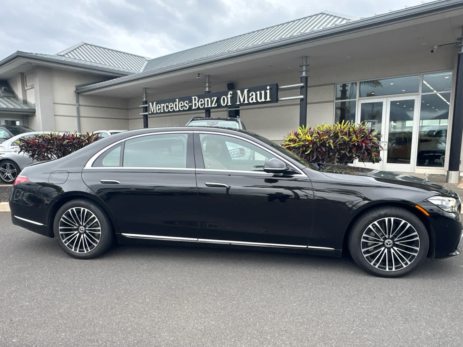 Used 2023 Mercedes-Benz S 580e 4MATIC Sedan image 3