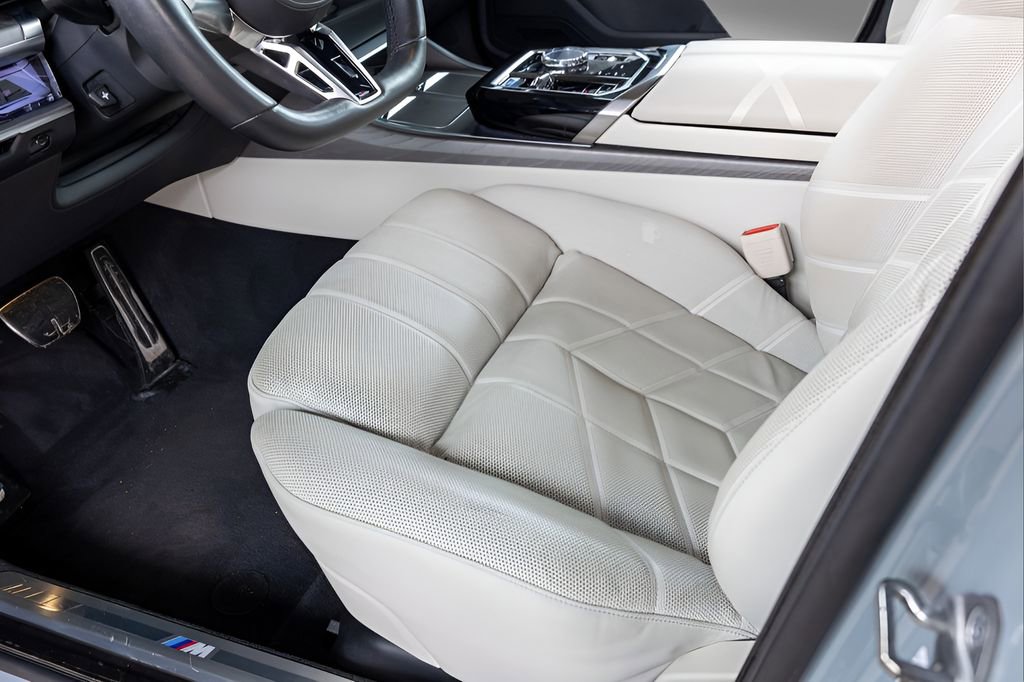 Used 2023 BMW i7 xDrive60 w/ Executive Package 2 AWD/4WD image 41
