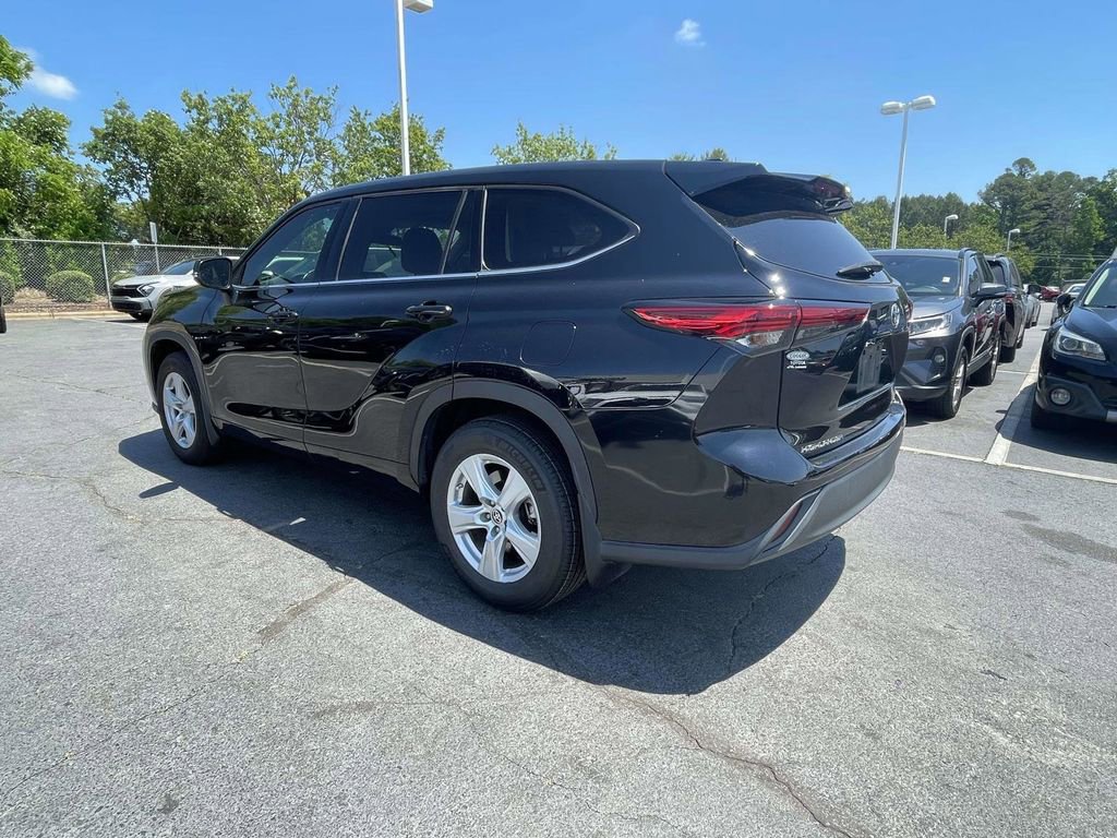 Used 2021 Toyota Highlander LE FWD image 11