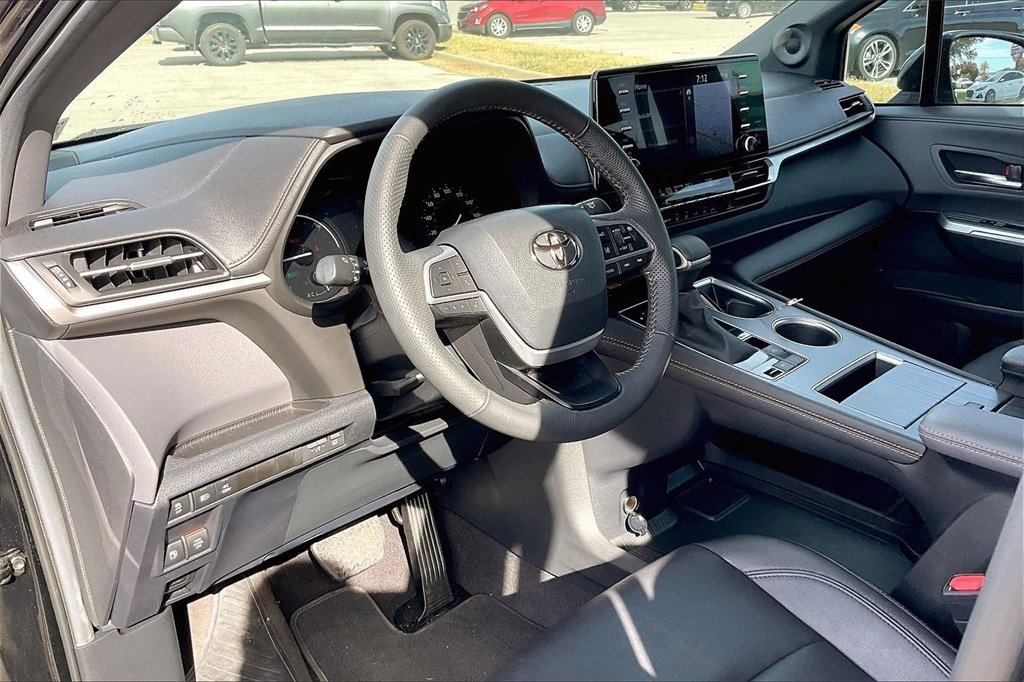 Used 2024 Toyota Sienna XSE image 39