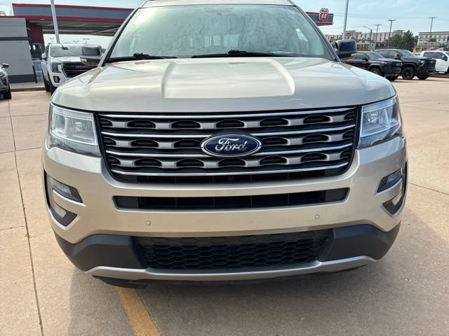 Used 2017 Ford Explorer XLT w/ Equipment Group 202A FWD image 2