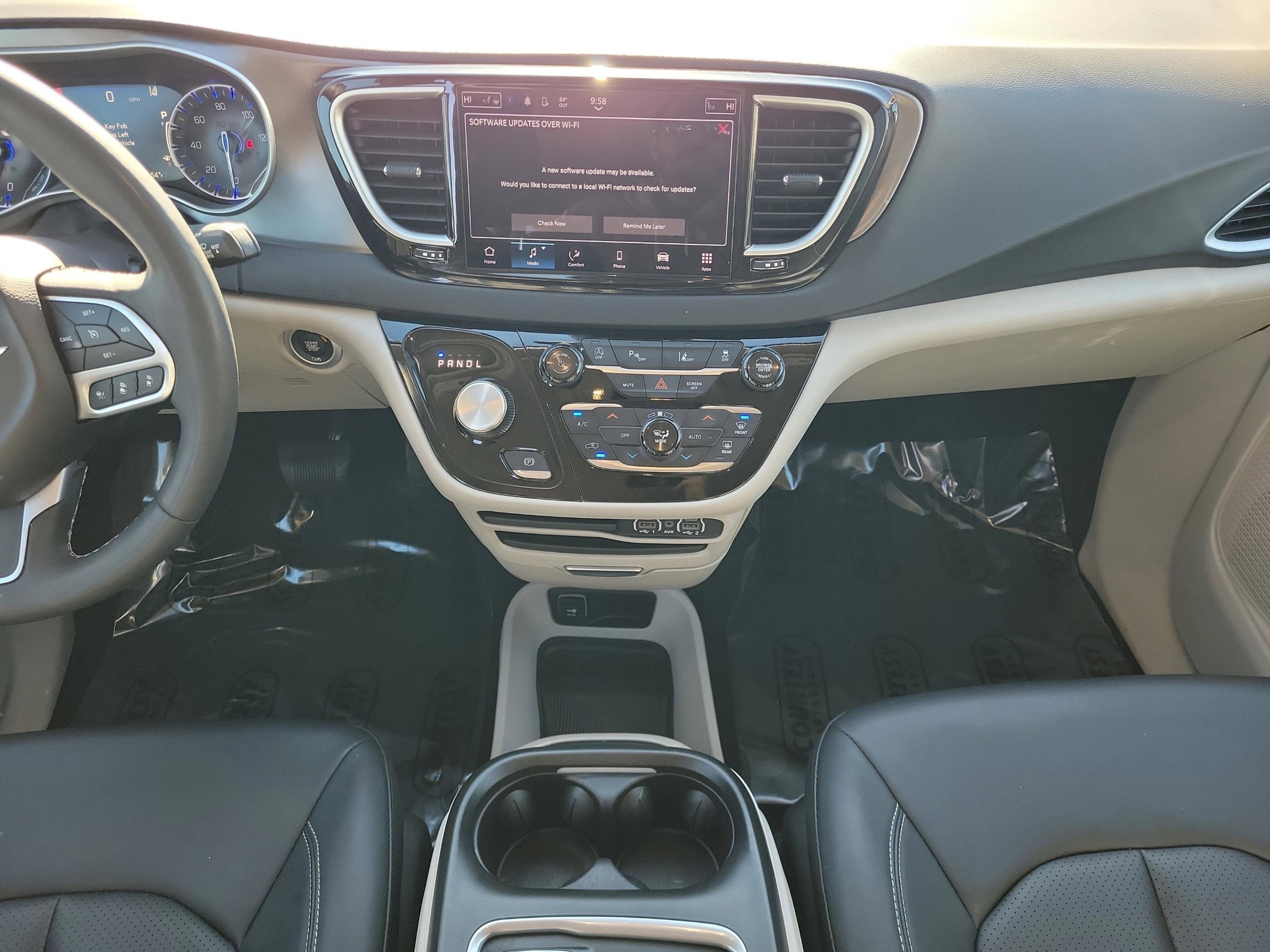 Used 2024 Chrysler Pacifica Touring-L image 18