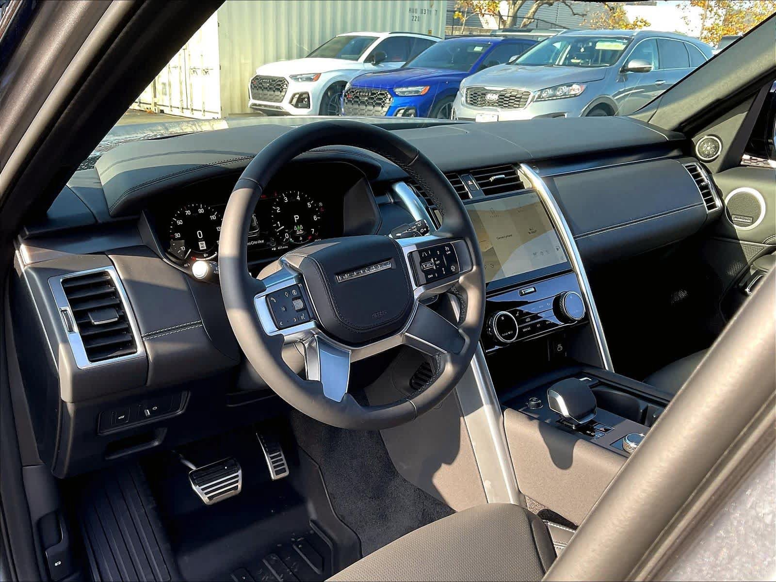 New 2025 Land Rover Discovery Metropolitan Edition AWD/4WD image 8