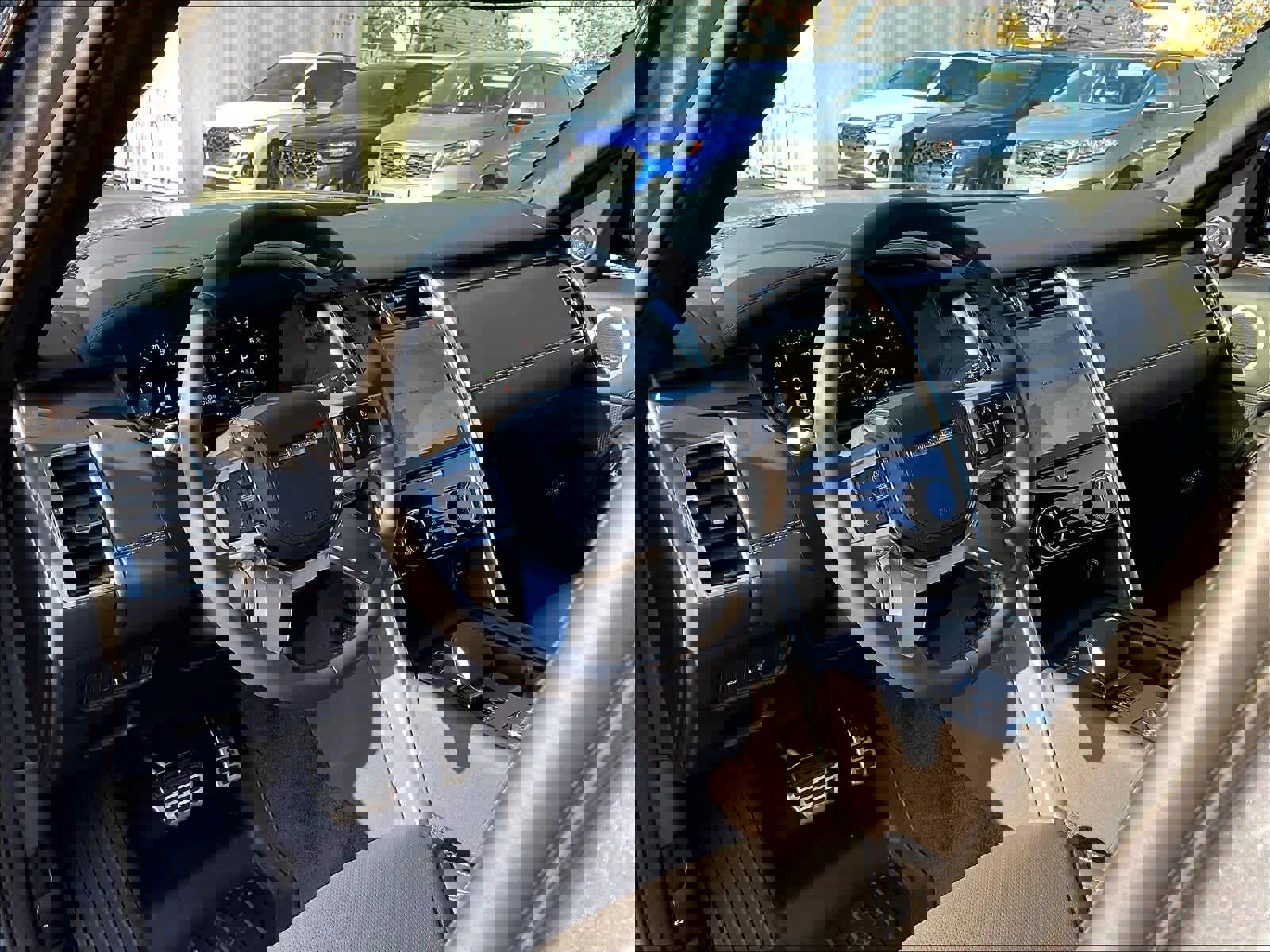 New 2025 Land Rover Discovery Metropolitan Edition image 8